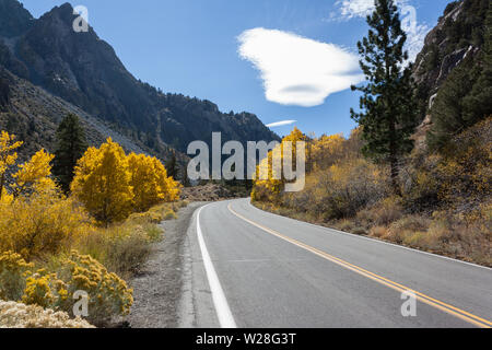 Die Berge der Sierra Nevada, Kalifornien/USA States-October 12,2016: einsame Straße durch die Berge der Sierra Nevada. Stockfoto