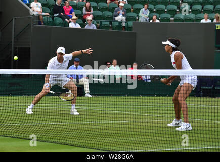 London, Großbritannien. 6. Juli, 2019. John Peers (L)/Zhang Shuai konkurrieren im gemischten Doppel Zweite Runde Match zwischen John Peers von Australien/Zhang Shuai von China und Henri Kontinen von Finnland/Heather Watson von Großbritannien im Jahr 2019 Wimbledon Tennis Championships in London, Großbritannien, am 6. Juli 2019. Credit: Lu Yang/Xinhua/Alamy leben Nachrichten Stockfoto