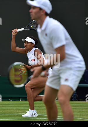 London, Großbritannien. 6. Juli, 2019. John Peers (vorne)/Zhang Shuai konkurrieren im gemischten Doppel Zweite Runde Match zwischen John Peers von Australien/Zhang Shuai von China und Henri Kontinen von Finnland/Heather Watson von Großbritannien im Jahr 2019 Wimbledon Tennis Championships in London, Großbritannien, am 6. Juli 2019. Credit: Lu Yang/Xinhua/Alamy leben Nachrichten Stockfoto