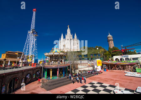 Barcelona, Spanien - April 2019: Vergnügungspark Tibidabo auf dem Berg Tibidabo auf dem Hintergrund des blauen Himmels Stockfoto