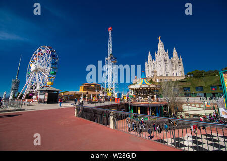 Barcelona, Spanien - April 2019: Vergnügungspark Tibidabo auf dem Berg Tibidabo auf dem Hintergrund des blauen Himmels Stockfoto