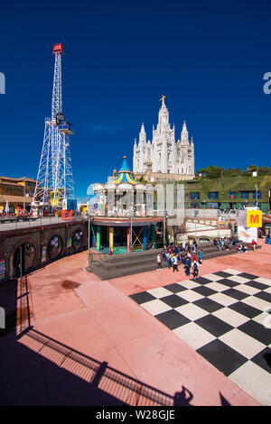 Barcelona, Spanien - April 2019: Vergnügungspark Tibidabo auf dem Berg Tibidabo auf dem Hintergrund des blauen Himmels Stockfoto