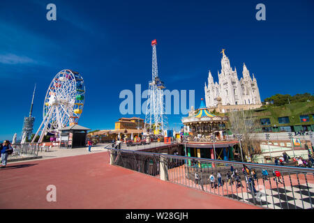 Barcelona, Spanien - April 2019: Vergnügungspark Tibidabo auf dem Berg Tibidabo auf dem Hintergrund des blauen Himmels Stockfoto