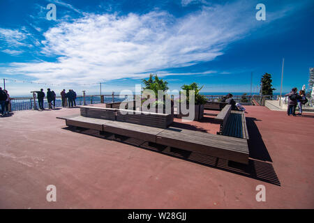 Barcelona, Spanien - April 2019: Vergnügungspark Tibidabo auf dem Berg Tibidabo auf dem Hintergrund des blauen Himmels Stockfoto