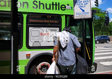 New Haven, CT USA. Apr 2019. Ein mexikanischer Einwanderer seine nur Sachen in Plastiktüten, auf einen Bus. Stockfoto