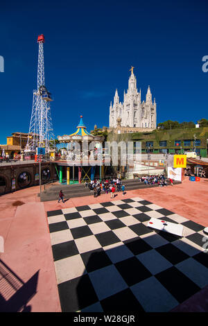 Barcelona, Spanien - April 2019: Vergnügungspark Tibidabo auf dem Berg Tibidabo auf dem Hintergrund des blauen Himmels Stockfoto