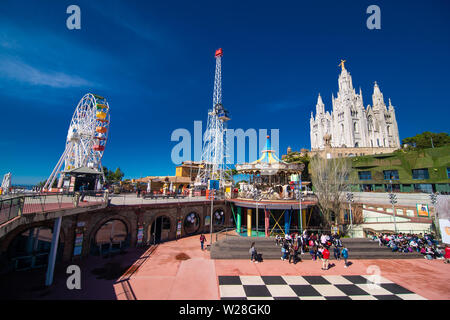 Barcelona, Spanien - April 2019: Vergnügungspark Tibidabo auf dem Berg Tibidabo auf dem Hintergrund des blauen Himmels Stockfoto