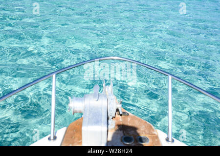 (Selektive Fokus) Atemberaubende Aussicht auf einen Bogen von einer Yacht segeln auf einem schönen Türkis und transparenten Meer. Costa Smeralda (Smaragdküste) Sardinien. Stockfoto