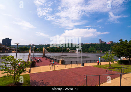 Der Brunnen von der North Shore gesehen. Die Allegheny und Monongahela Rivers ihr zu bilden die Ohio, Pittsburgh, Pennsylvania, USA Stockfoto