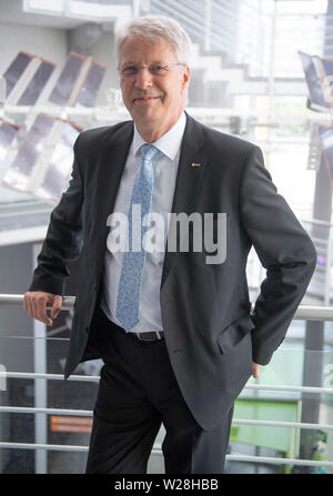 27. Juni 2019, Hessen, Frankfurt/Main: Der ehemalige Astronaut Thomas Reiter steht im Foyer der ESA. Die mondlandung vor 50 Jahren war eine wichtige Erfahrung für Thomas Reiter. (Dpa-lhe 'Apollo 11 inspiriert die deutschen Astronauten: Von Neu-Isenburg in den Weltraum") Foto: Boris Roessler/dpa Stockfoto