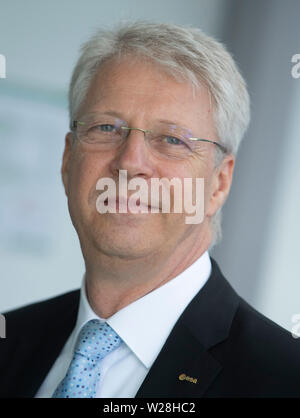 27. Juni 2019, Hessen, Frankfurt/Main: Der ehemalige Astronaut Thomas Reiter steht im Foyer der ESA. Die mondlandung vor 50 Jahren war eine wichtige Erfahrung für Thomas Reiter. (Dpa-lhe 'Apollo 11 inspiriert die deutschen Astronauten: Von Neu-Isenburg in den Weltraum") Foto: Boris Roessler/dpa Stockfoto