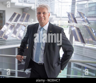 27. Juni 2019, Hessen, Frankfurt/Main: Der ehemalige Astronaut Thomas Reiter steht im Foyer der ESA. Die mondlandung vor 50 Jahren war eine wichtige Erfahrung für Thomas Reiter. (Dpa-lhe 'Apollo 11 inspiriert die deutschen Astronauten: Von Neu-Isenburg in den Weltraum") Foto: Boris Roessler/dpa Stockfoto