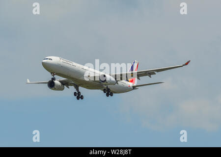 Singapur - Mar 26, 2019. RP-C8785 Philippine Airlines Airbus A330-300 Landung am Flughafen Changi (SIN). Changi Hits 65 Millionen Passagiere in 20. Stockfoto