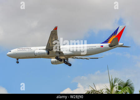 Singapur - Mar 26, 2019. RP-C8785 Philippine Airlines Airbus A330-300 Landung am Flughafen Changi (SIN). Changi Hits 65 Millionen Passagiere in 20. Stockfoto