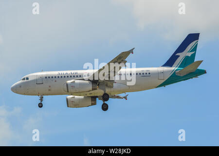 Singapur - Mar 26, 2019. 9-V-SBG SilkAir Airbus A319 Landing am Changi Airport (SIN). Changi Hits 65 Millionen Passagiere im Jahr 2018. Stockfoto