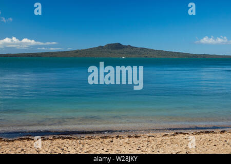 Rangitoto Island von Cheltenham Beach, Devonport, Auckland, Nordinsel, Neuseeland gesehen Stockfoto