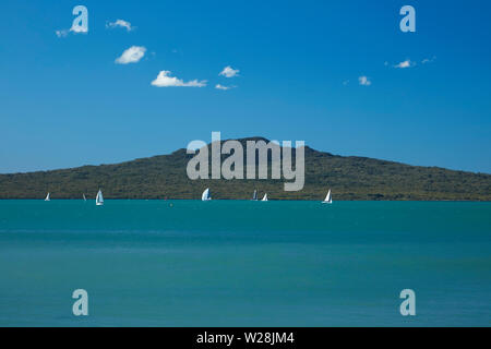 Insel Rangitoto und Yachten, von Devonport, Auckland, Nordinsel, Neuseeland gesehen Stockfoto