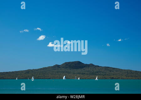 Insel Rangitoto und Yachten, von Devonport, Auckland, Nordinsel, Neuseeland gesehen Stockfoto