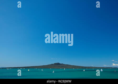 Insel Rangitoto und Yachten, von Devonport, Auckland, Nordinsel, Neuseeland gesehen Stockfoto