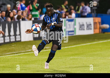 Montreal, QC, Kanada. 06 Juli, 2019. Montreal Impact defender Bacary Sagna (33) kickt den Ball während der Minnesota United FC am Montreal Impact Spiel bei Saputo Stadium in Montreal, QC, Kanada. David Kirouac/CSM/Alamy leben Nachrichten Stockfoto