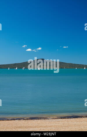 Rangitoto Island von Cheltenham Beach, Devonport, Auckland, Nordinsel, Neuseeland gesehen Stockfoto