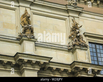 Fantastische Skulpturen, Statuen und andere schöne architektonische Merkmale sind reichlich vorhanden, auf dem königlichen Palast in Stockholm, Schweden. Stockfoto