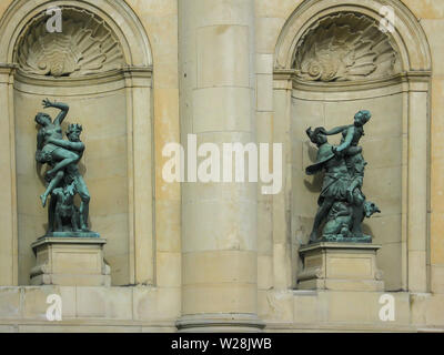 Fantastische Skulpturen, Statuen und andere schöne architektonische Merkmale sind reichlich vorhanden, auf dem königlichen Palast in Stockholm, Schweden. Stockfoto