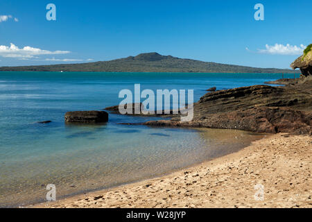 Rangitoto Island von Cheltenham Beach, Devonport, Auckland, Nordinsel, Neuseeland gesehen Stockfoto