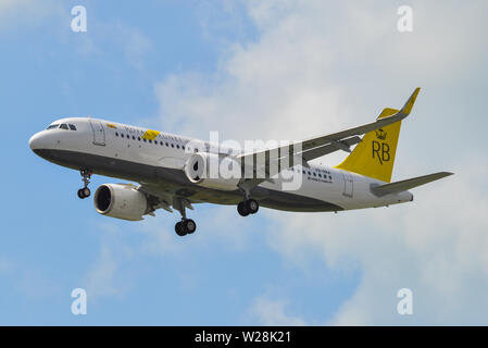 Singapur - Mar 26, 2019. V8 - RBA Royal Brunei Airlines Airbus A320 NEO Landung am Flughafen Changi (SIN). Changi Hits 65 Millionen Passagiere in 20. Stockfoto