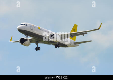 Singapur - Mar 26, 2019. V8 - RBA Royal Brunei Airlines Airbus A320 NEO Landung am Flughafen Changi (SIN). Changi Hits 65 Millionen Passagiere in 20. Stockfoto