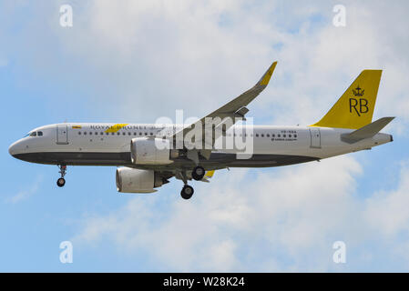 Singapur - Mar 26, 2019. V8 - RBA Royal Brunei Airlines Airbus A320 NEO Landung am Flughafen Changi (SIN). Changi Hits 65 Millionen Passagiere in 20. Stockfoto