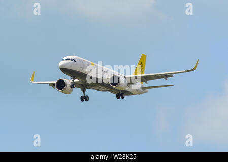 Singapur - Mar 26, 2019. V8 - RBA Royal Brunei Airlines Airbus A320 NEO Landung am Flughafen Changi (SIN). Changi Hits 65 Millionen Passagiere in 20. Stockfoto