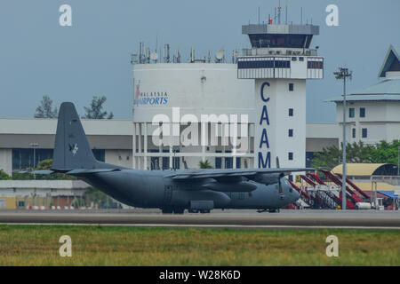 Langkawi, Malaysia - Mar 31, 2019. Lockheed C-130H Hercules Royal Malaysian Air Force (TUDM M 30-16) Rollen auf Start- und Landebahn des Flughafen Langkawi (Lgk). Stockfoto