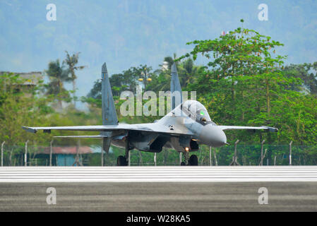 Langkawi, Malaysia - Mar 30, 2019. Royal Malaysian Air Force Suchoi Su-30 MKM Rollen auf Start- und Landebahn des Flughafen Langkawi (Lgk). Stockfoto