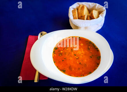 Schüssel mit traditionellen montenegrinischen Fischsuppe mit Brot in einem Restaurant in Budva Montenegro Stockfoto