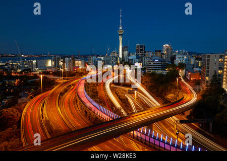 Autobahnen, Lightpath cycleway, und den Sky Tower in der Dämmerung, Auckland, Nordinsel, Neuseeland Stockfoto