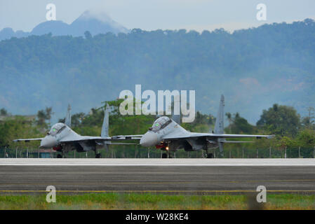 Langkawi, Malaysia - Mar 30, 2019. Royal Malaysian Air Force Suchoi Su-30 MKM Rollen auf Start- und Landebahn des Flughafen Langkawi (Lgk). Stockfoto