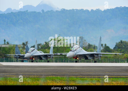 Langkawi, Malaysia - Mar 30, 2019. Royal Malaysian Air Force Suchoi Su-30 MKM Rollen auf Start- und Landebahn des Flughafen Langkawi (Lgk). Stockfoto