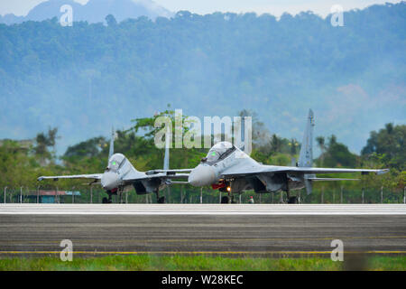 Langkawi, Malaysia - Mar 30, 2019. Royal Malaysian Air Force Suchoi Su-30 MKM Rollen auf Start- und Landebahn des Flughafen Langkawi (Lgk). Stockfoto