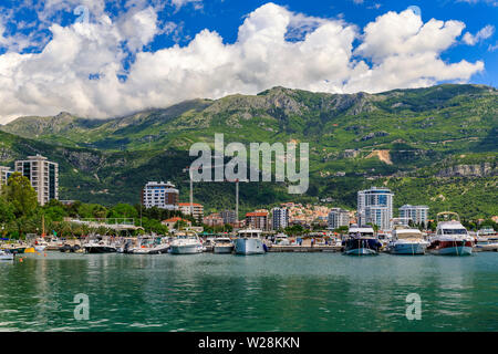 Budva, Montenegro - 30. Mai 2019: verankerten Boote im Hafen und Marina durch die mittelalterliche Altstadt auf der Adria Stockfoto