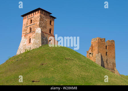 Ruinen einer mittelalterlichen Burg auf einem sonnigen April Tag. Novogrudok, Weißrussland Stockfoto