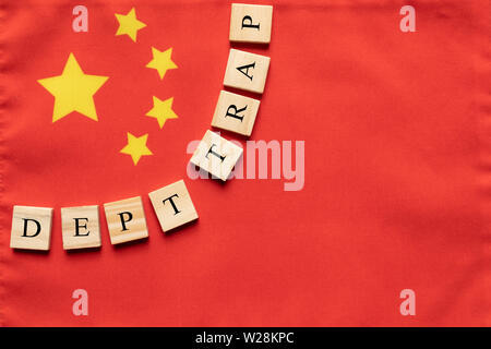 Konzept der dept Trap in Holzblock Buchstaben auf der Chinesischen Flagge Stockfoto