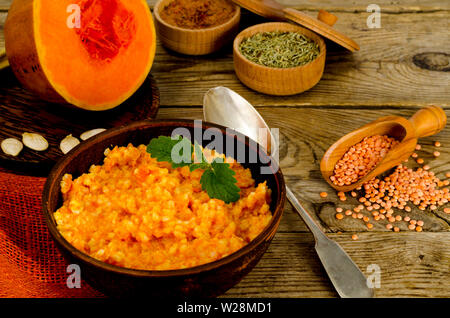 Vegetarisches Essen, Porridge mit Kürbis und Linsen. Stockfoto