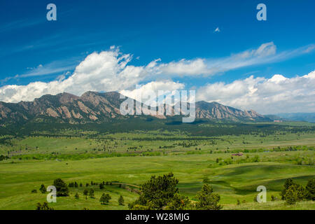 Die Flatirons Berge in Boulder, Colorado, an einem sonnigen Tag Stockfoto