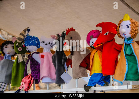 Verschiedene fühlte Handpuppen auf Verkauf zu einem Ostermarkt in Ungarn. Stockfoto