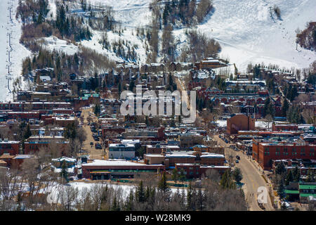 Die Innenstadt von Aspen, Colorado im Winter während des Tages Stockfoto