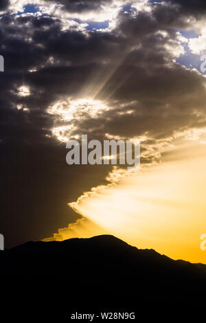 Dramatischer Sonnenaufgang über La Maroma und die Sierras de Tejeda Bergkette in Axarquia, Malaga, Andalusien, Costa del Sol, Spanien Stockfoto