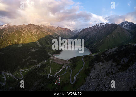 Antenne Schießen von großen Almaty See, Tien Shan Gebirge in Almaty, Kasachstan Stockfoto