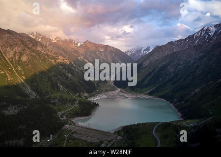 Antenne Schießen von großen Almaty See, Tien Shan Gebirge in Almaty, Kasachstan Stockfoto