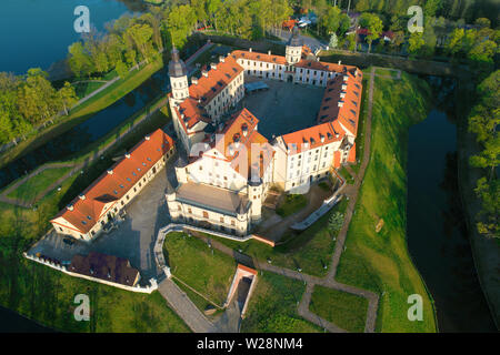 Luftaufnahme der Nesvizh Schloss an einem sonnigen Tag (Aufnahmen aus quadcopter). Nesvizh, Weißrussland Stockfoto